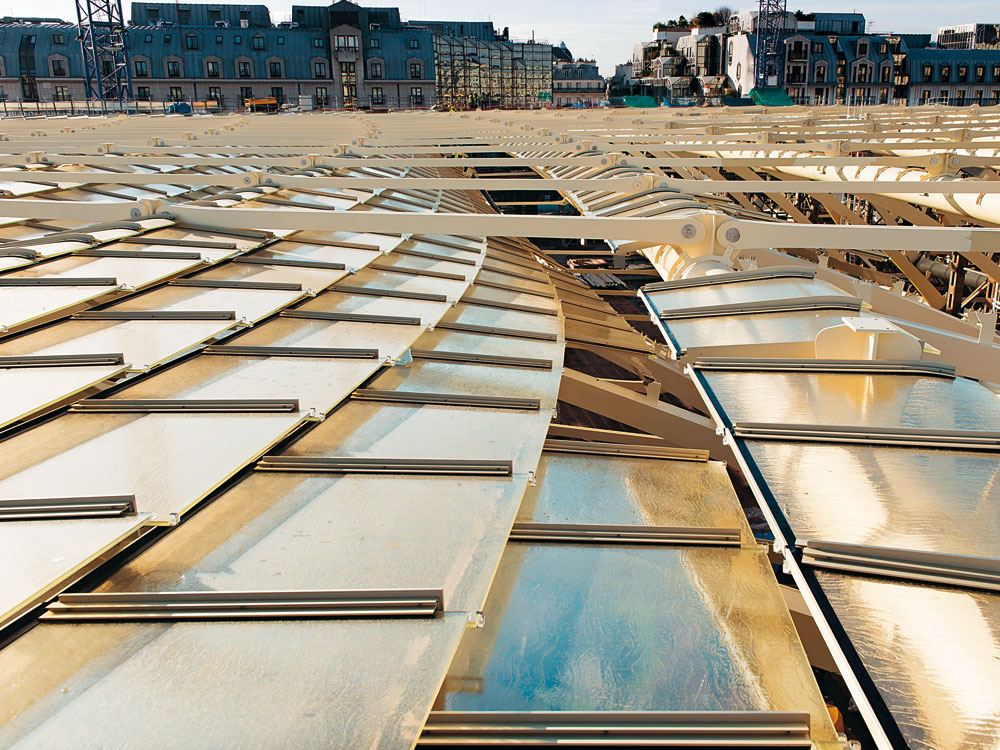 Glass fish beams as rain-tight, highly ventilated solar glazing louvers consisting of tinted, textured laminated-safety-glass