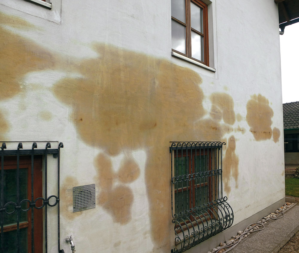 Misslungene Sanierung: Heizölspuren im Mauerwerk dringen nach erfolgter Sanierung durch den neuen Putz bis an die Oberfläche durch, Deggendorf 2013.