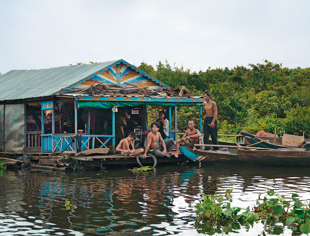 Wohnen in den Baumwipfeln. Stelzensiedlung bei Hochwasser im Tonle Sap, Kambodscha