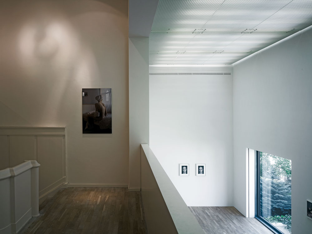 Das neugestaltete Gebäudeinnere sorgt für einen abwechslungsreichen Dialog zwischen historischer Bausubstanz und zeitgemäßer Architektur. Die Räume der Galerie sind durch Öffnungen und Blickbeziehungen miteinander verbunden.
