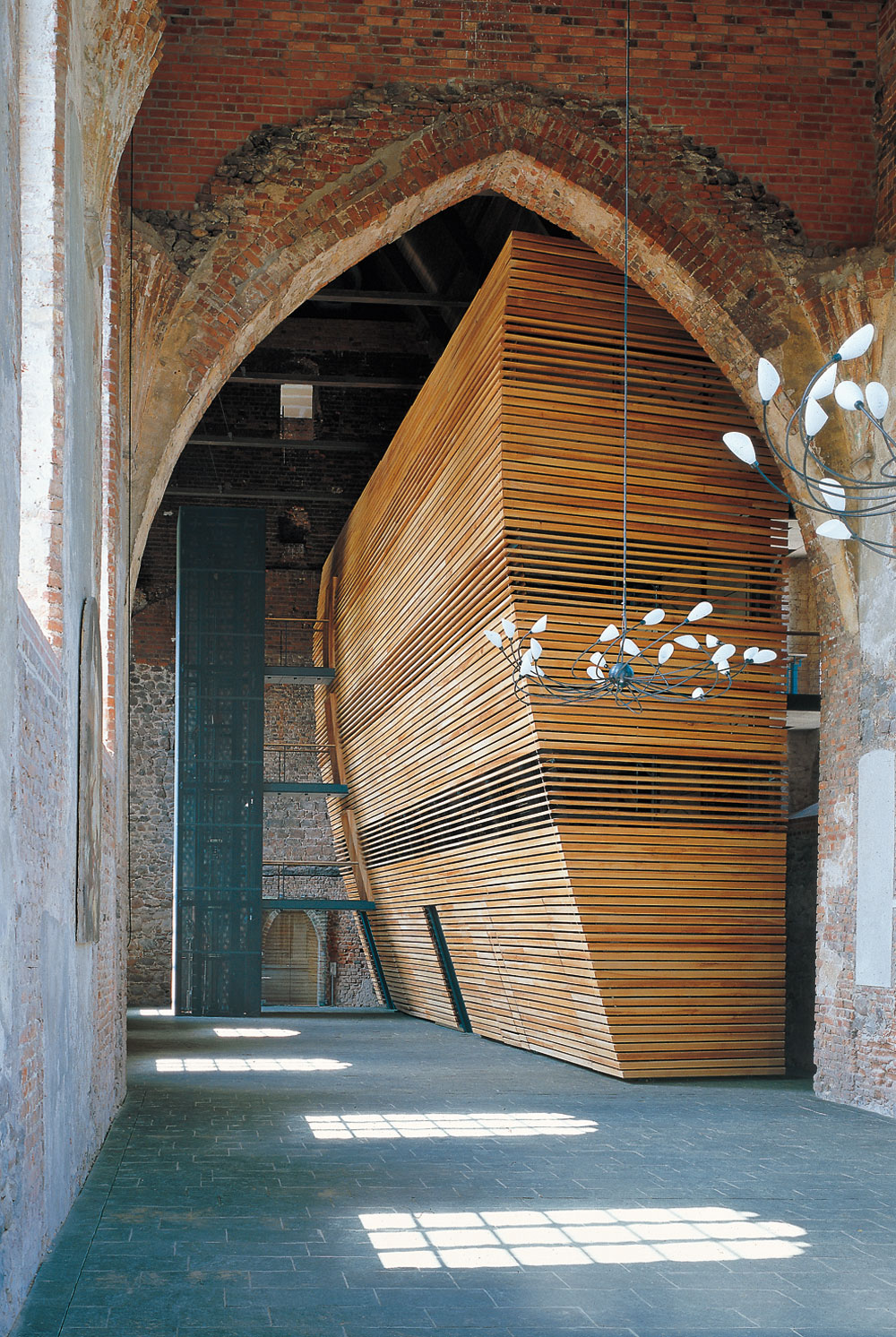 Stadtpfarrkirche in Müncheberg, Umnutzung zu Bibliothek und Gemeindezentrum, 1997; Architekt: Klaus Block