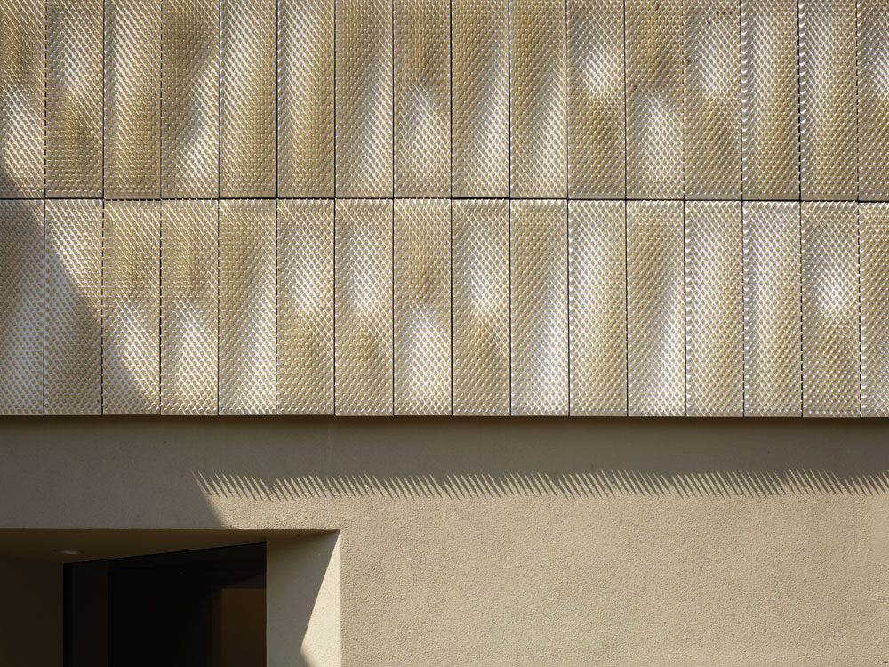 Durch das plastische Licht- und Schattenspiel der Elemente entsteht eine differenzierte Nah- und Fernwirkung der Fassade.