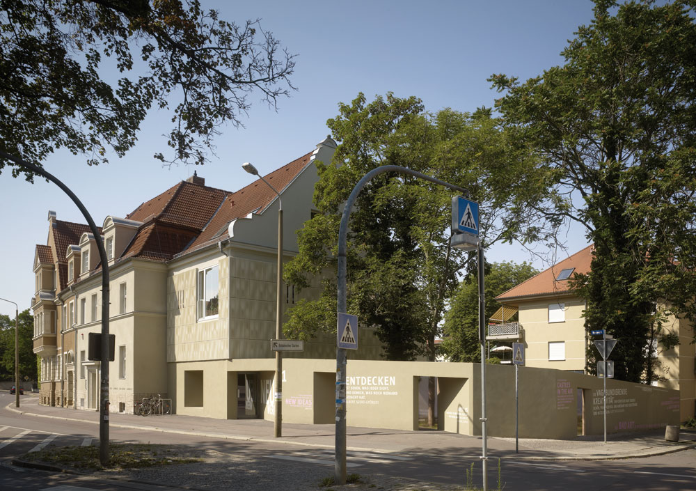 Nach dem Umbau fügt sich das Gebäude nach wie vor in seine Umgebung ein, zeigt nach außen aber deutlich die neue Nutzung.