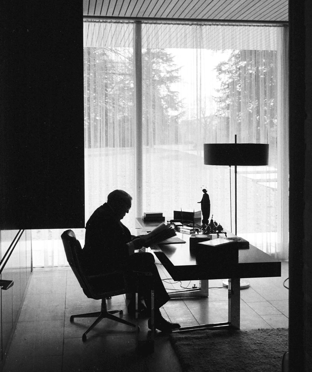 Ludwig Erhard in seinem Arbeitszimmer
