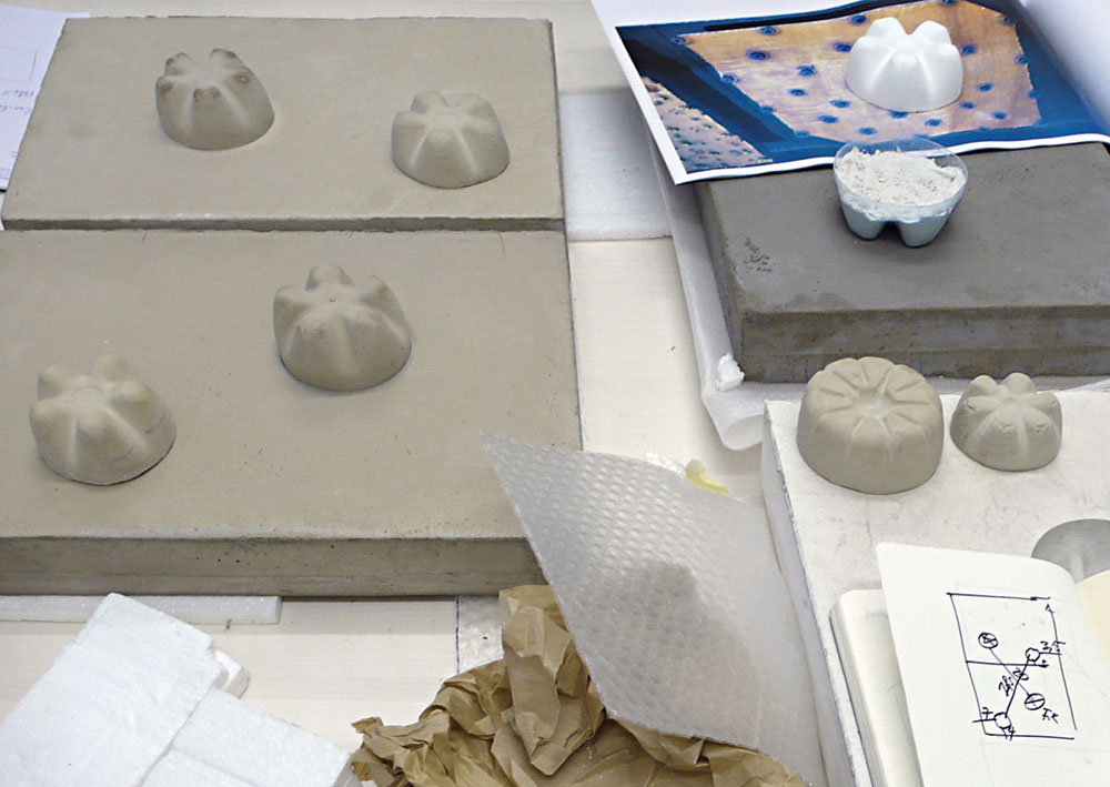 Erste Abgussversuche im Atelier des Künstlers