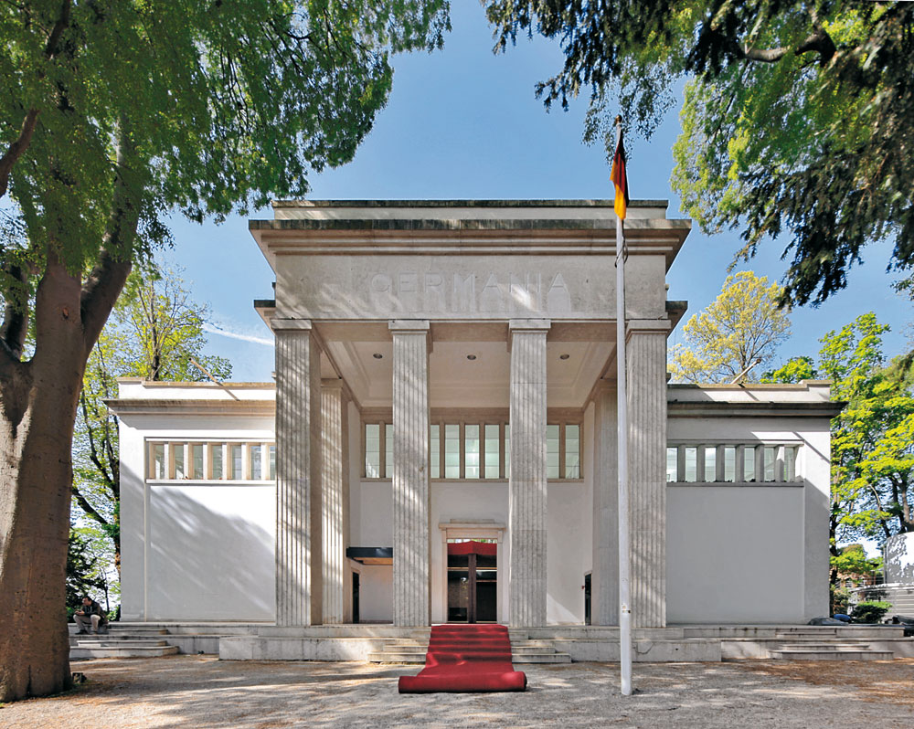 Der »Padiglione di Germania« in den Giardini von Venedig 2014. Der Flaggenmast, der Rote Teppich und das Vordach geben Hinweise auf den Kanzlerbungalow von 1964 im Inneren.