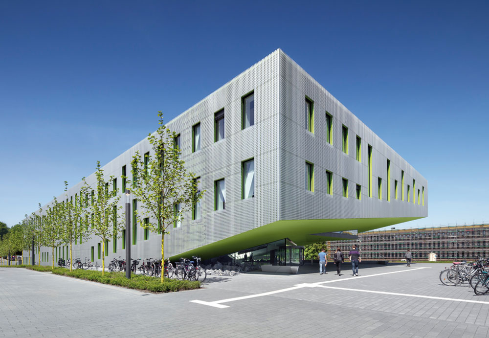Die Farbe Grün ist charakteristisch für den Entwurf und wurde sowohl an der Fassade als auch im  Innenraum eingesetzt. Sie soll Bezug auf die Ursprünge der Hochschule in der Fakultät Agrarwissenschaften und Landschaftsarchitektur nehmen.