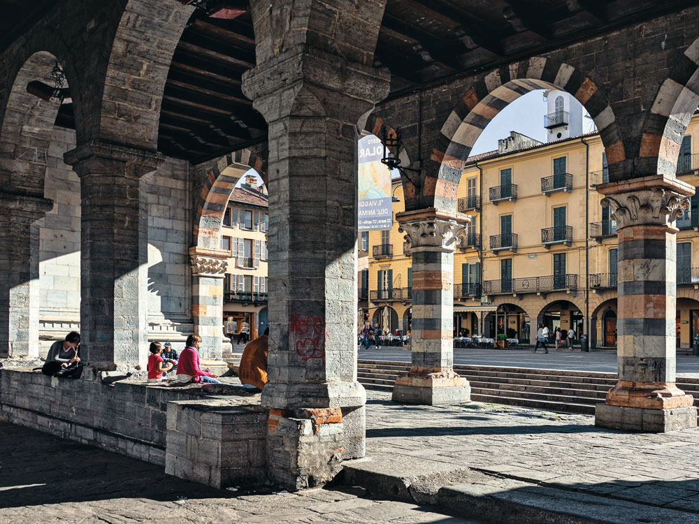 Broletto in Como, 1215