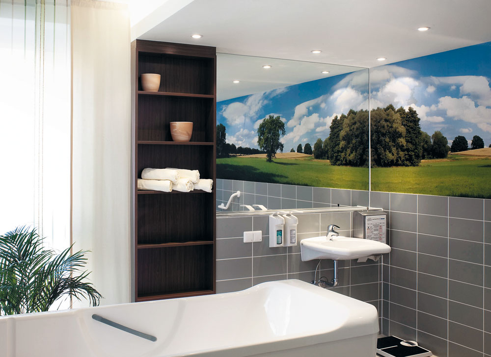 Das barrierefreie Badezimmer mit Hotelkomfort ist für den Bedarfsfall für weitere Hilfsmittel wie Stützklappgriffe etc. gerüstet: Seniorenstiftung Prenzlauer Berg, Berlin, 2008 Architekten: Feddersen Architekten
