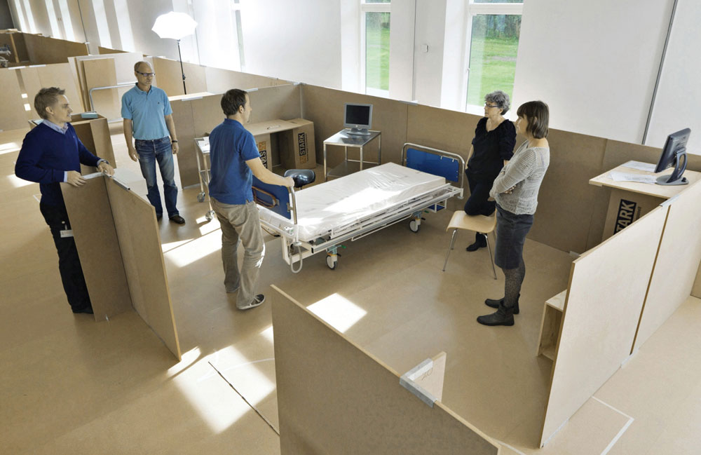 Mock-up im DesignLab von C. F. Møller. Im Planungsprozess werden Ablauftests durchgeführt, bespielsweise mit extrem schwergewichtigen Patienten, um die Raumabmessungen auf ihre Funktionalität zu überprüfen.