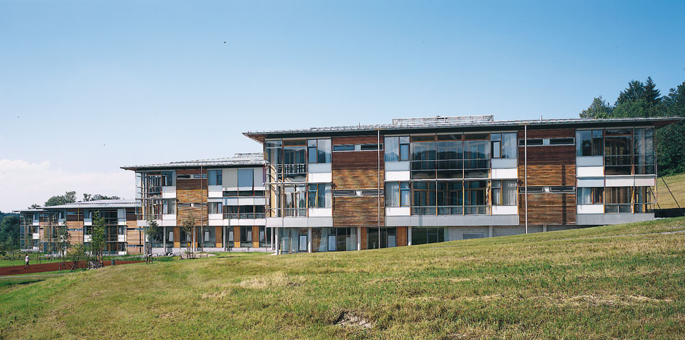 Eines der ersten Klinikgebäude in Deutschland, das nach Healing Architecture-Kriterien geplant wurde: Krankenhaus Agatharied, 1998,  Architekten: Nickl & Partner