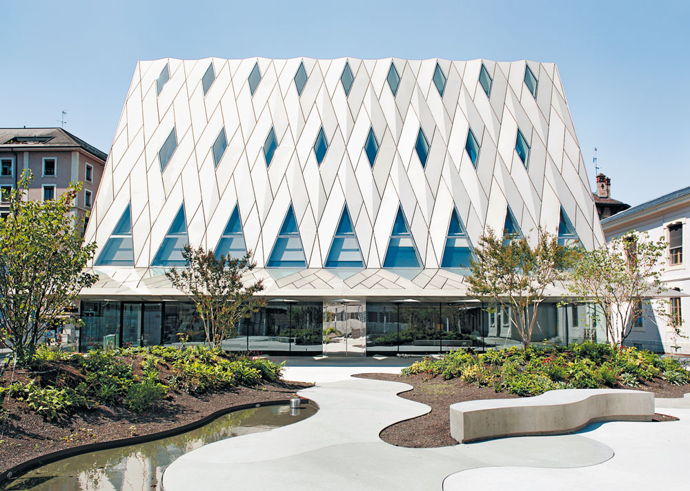 Hauptfassade mit  Vorplatz