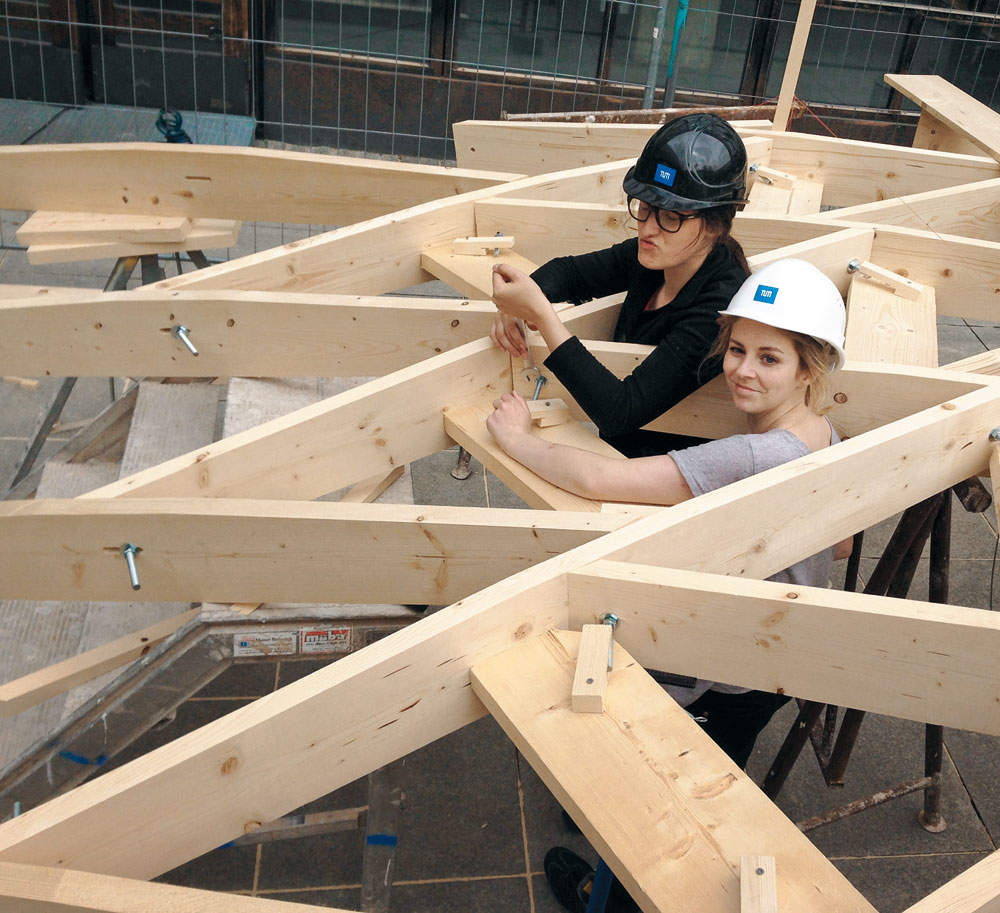 Schulaula in Kibwigwa, Tansania, im Bau;Probeaufbau durch Studenten vor der TU München, Mai 2014
