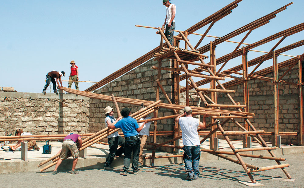 Handwerksschule Nairobi in Malaa, Kenia, 2012; Montage vorgefertigter Stütze-Träger-Elemente am Werkstattgebäude