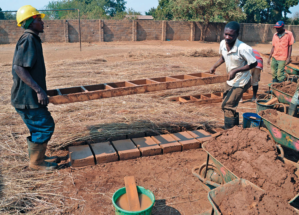 Herstellung sonnengetrockneter Lehmsteine, Prototyp- Schule in Lusaka, Sambia, 2014