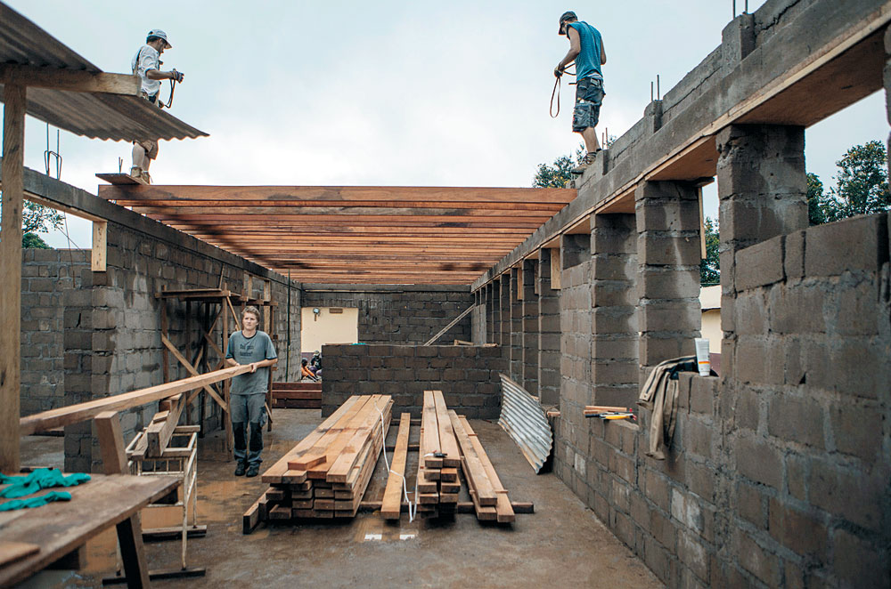 Buschkrankenhaus in Ngaoubela, Kamerun, 2013; Montage Holzbalkendecke