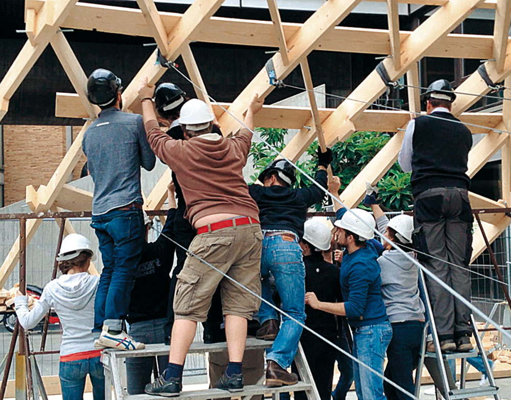 Schulaula in Kibwigwa, Tansania, im Bau; Probeaufbau durch Studenten vor der TU München, Mai 2014