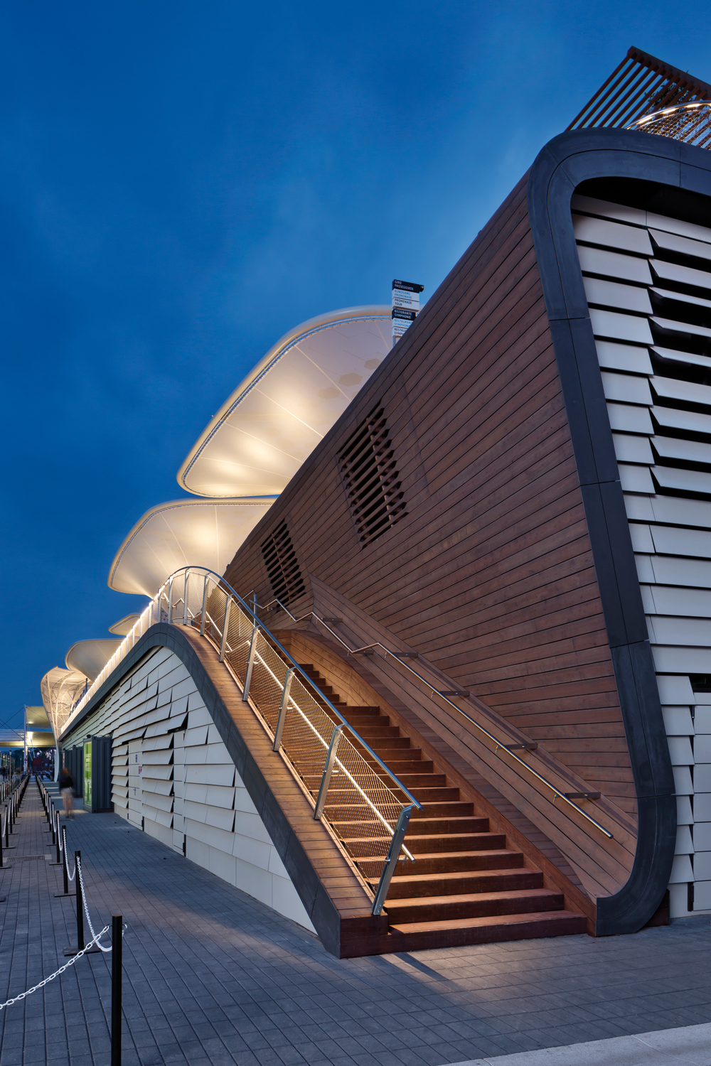 Die Architektur soll ein lebendiges und offenes Deutschlandbild vermitteln. Schon der großzügige Zugang wirkt einladend und markiert den Pavillon als einen Ort der Begegnung und des Austauschs.