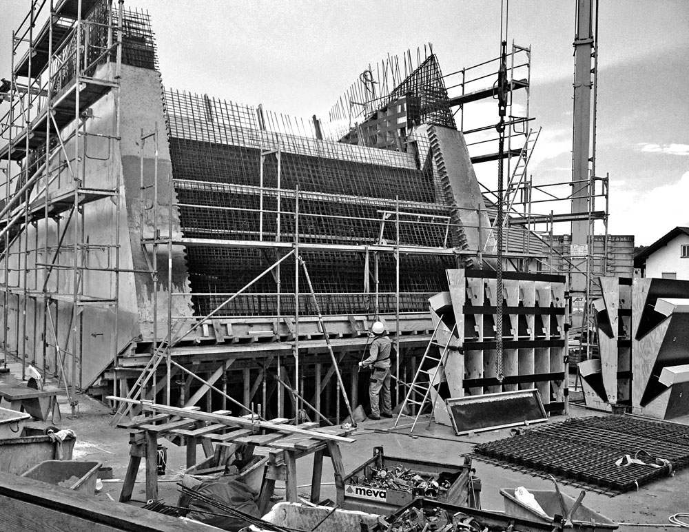 Schalungselemente mit montierten Bassabsorbern auf der Baustelle