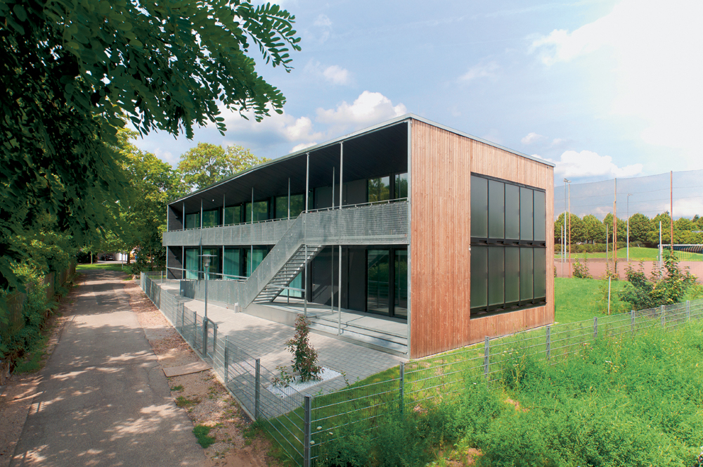 Wohngebäude in Geisenheim 2014, Drexler Guinand Jauslin. Der zu einem Internat gehörende Neubau wird ebenfalls in der AktivPlus-Pilotphase evaluiert. Mit Photovoltaik auf dem Dach, thermischen Solarkollektoren in der Südfassade, einer Wärmepumpe und einem Eisspeicher erreicht er überdies den Effizienzhaus-Plus-Standard.