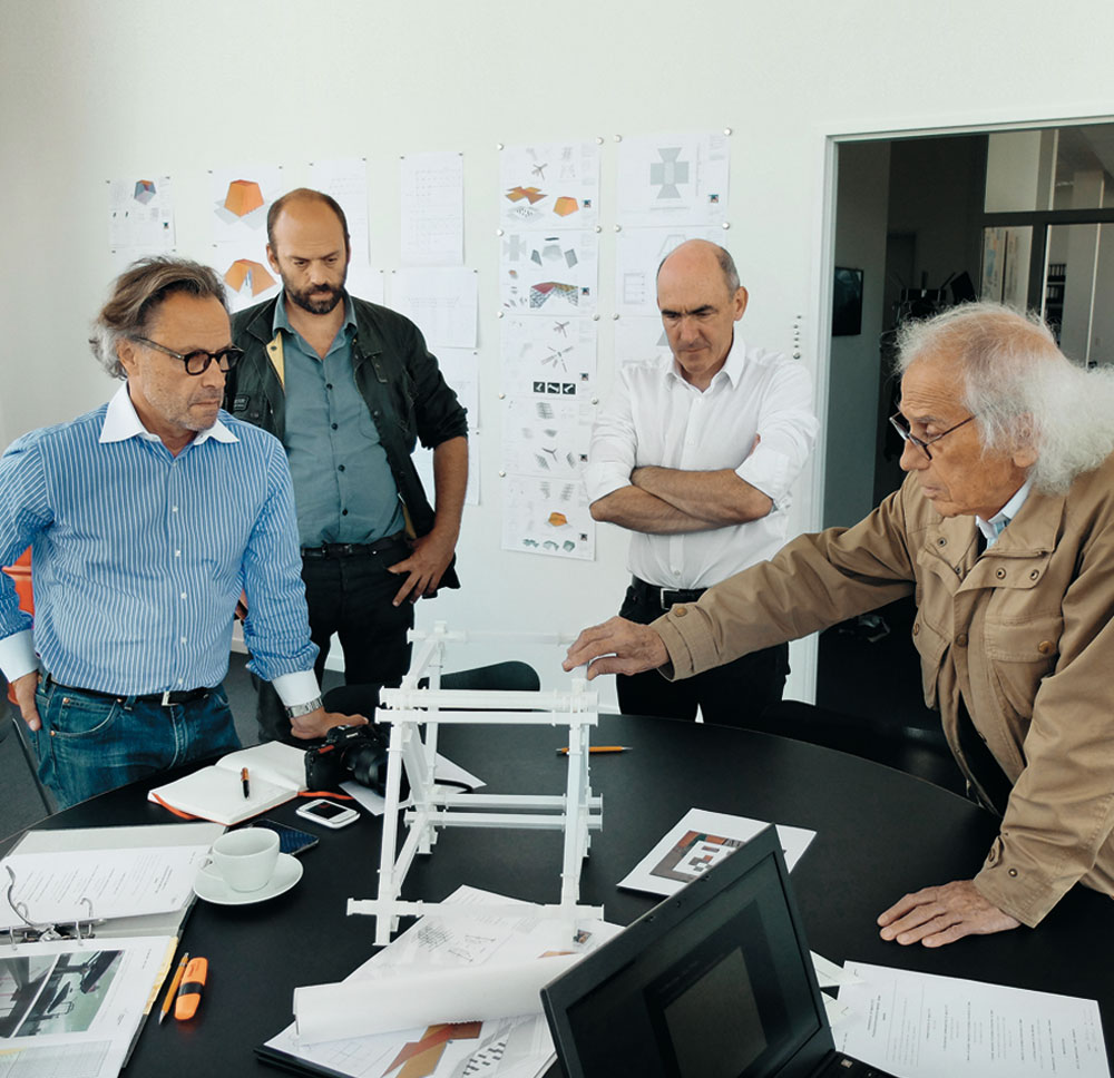 Christo beim Besuch im Berliner Büro von schlaich bergermann und partner, August 2014