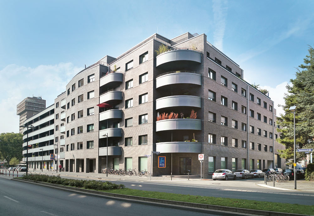 Umbau des ehemaligen Arbeitsamts in Frankfurt/Main in ein Wohngebäude, Gruber + Kleine-Kraneburg 2014: Die einstige Ganzglasfassade aus den frühen 90er-Jahren ist verklinkerten und gedämmten Massivwänden gewichen.