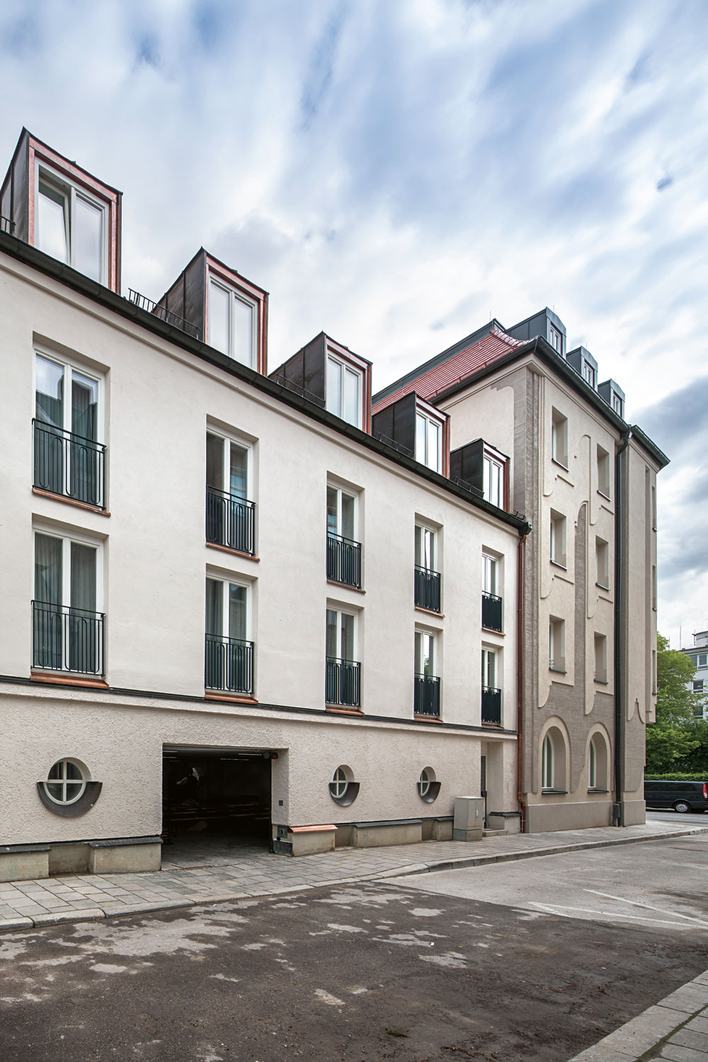 Südansicht; rechts das Hauptgebäude, vorn der Seitenflügel aus den 80er-Jahren