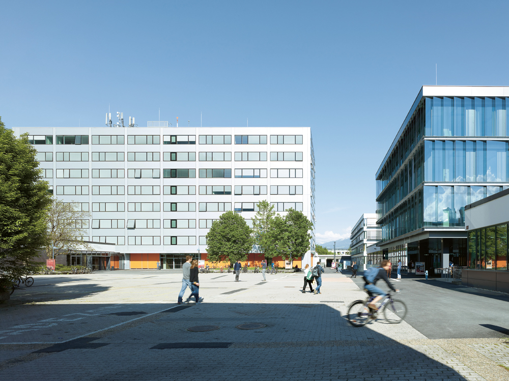 Ansicht von Westen nach der Sanierung: links die Fakultät für Technische Wissenschaften, rechts die Architekturfakultät