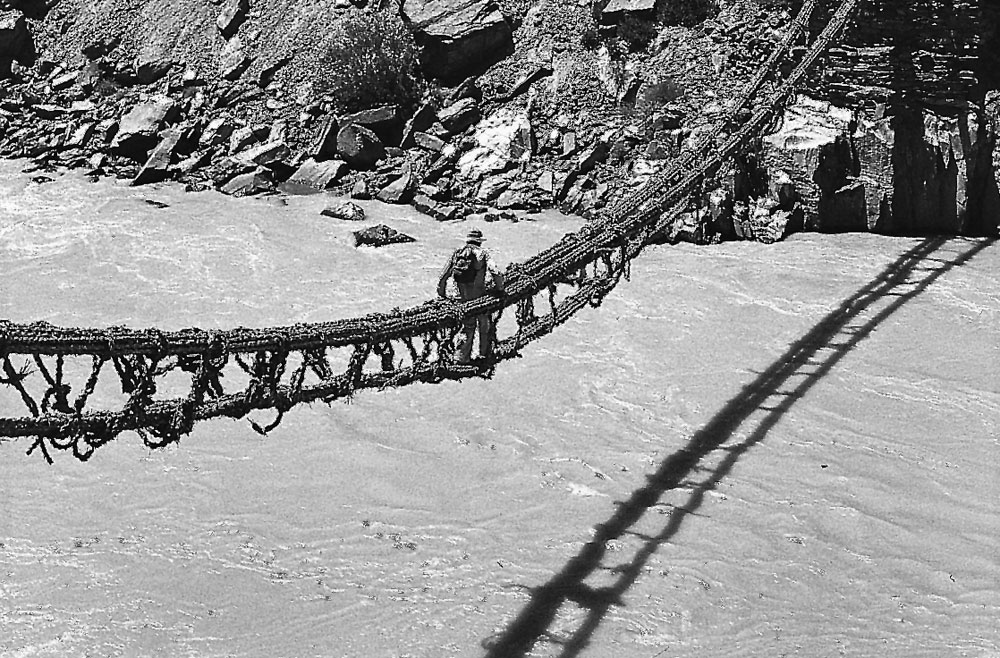 einfache Hängebrücke aus Weidengerten in der indischen Region Ladakh