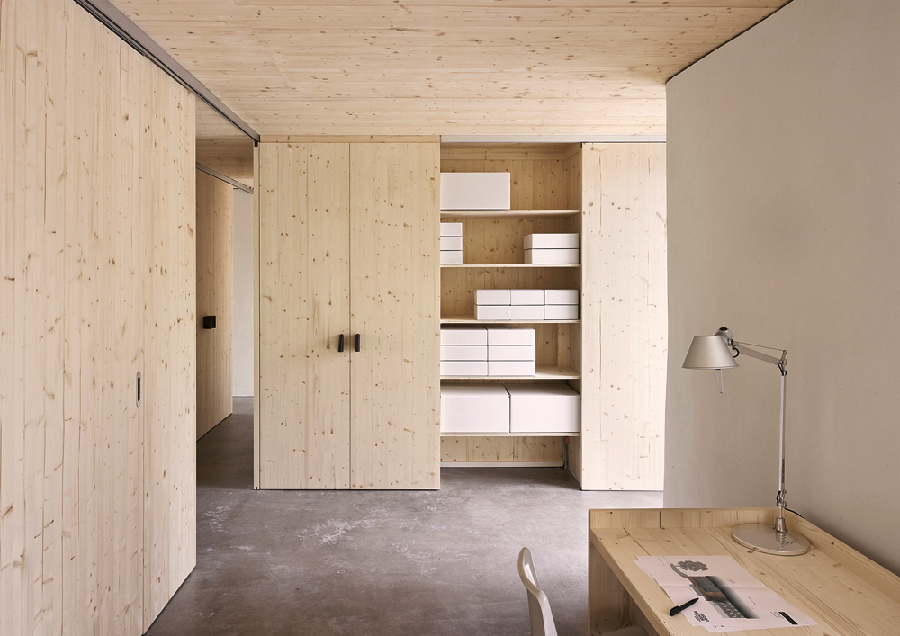 Arbeitsplatz mit Stauraum