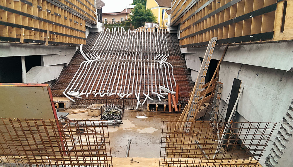 die in die Bewehrung eingelegten Lüftungsleitungen vor dem Betonieren des schrägen Saalbodens