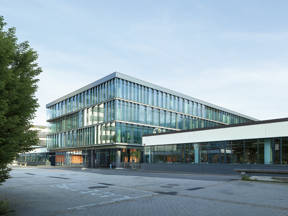 Ansicht der Architekturfakultät von Nordwesten, rechts der Seitenflügel mit den Zeichensäle