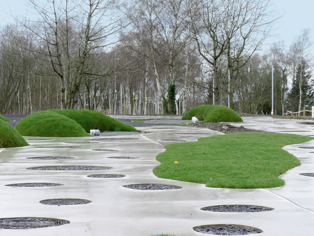 Louvre Lens, Außenanlagen, Frühling 2013