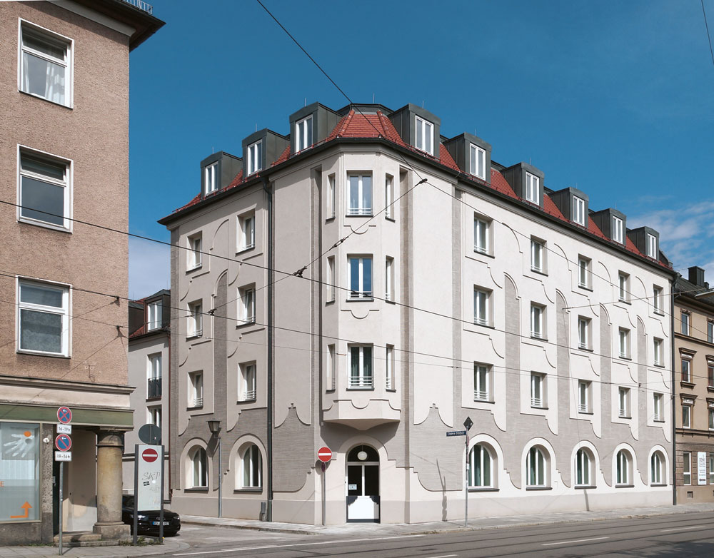 Ansicht von Südosten nach der Sanierung. Der Haupteingang des Gebäudes liegt nun wieder an der Straßenecke.