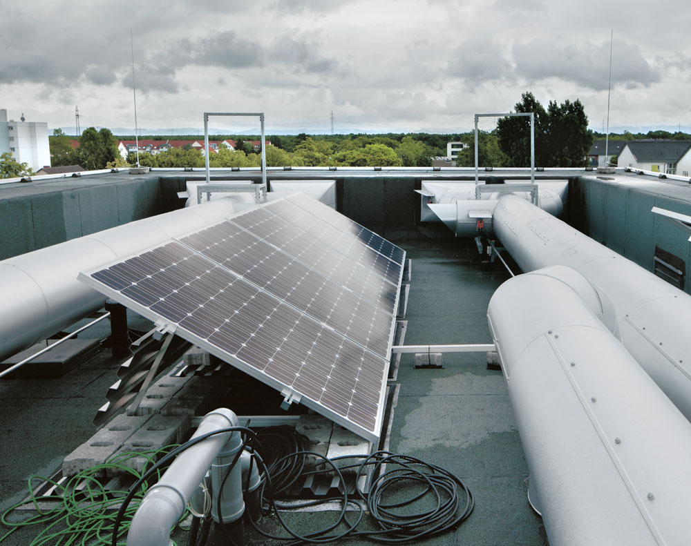 Flachdach mit Warmluftleitungen und Photovoltaik