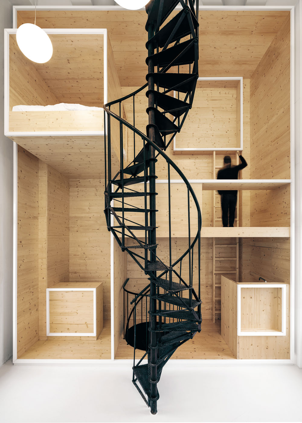»Room On The Roof« ist eines der Vorzeigeprojekte für Künstlerförderung der Stadt Amsterdam. In einem zum renommierten Kaufhaus »De Bijenkorf« gehörenden Turmgebäude installierten i29 ein kleines Atelier im Rahmen eines Artist-in-Residence-Programms. Der raumhohe Einbau besteht aus Mehrschichtplatten und Massivholzteilen aus Nadelholz und ist auf Stoß gefügt.