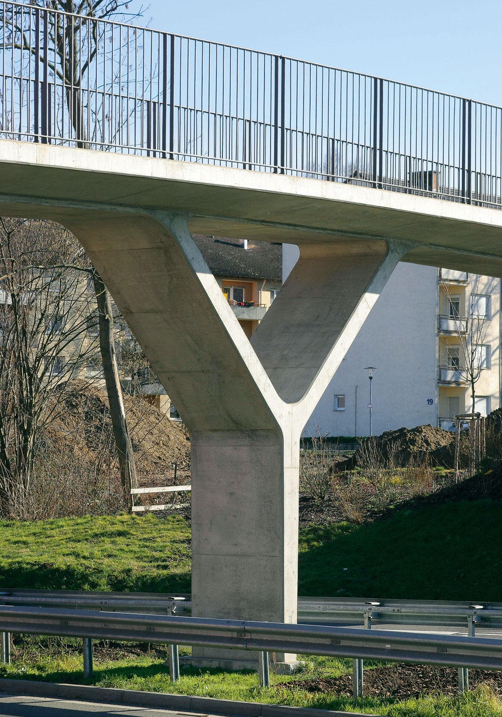 Y-förmige Mittelstütze einer integralen Plattenbrücke, Steg Cité, Baden-Baden, schlaich bergermann und partner