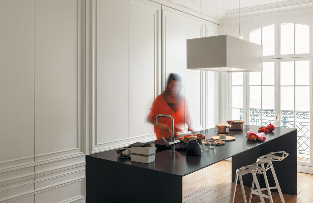 Eine bis auf das Äußerste abstrahierte Kücheninsel aus doppelt pulverbeschichtetem Edelstahl bildet das visuelle Herzstück in einer Pariser Altbauwohnung. i29 lassen Spüle, Herd und Arbeitsfläche in einem tischähnlichen Objekt »verschwinden«. Federführend für die Ausführung ist die Metallbaufirma Joosten Projecten, die mit diesem Unikat eine dezente, aber raffinierte Meisterleistung vollbringt. Die »Invisible Kitchen« basiert auf der Konstruktionsweise von Flugzeugflügeln und verbirgt ein ausgeklügeltes Rippensystem im Inneren. Aufgrund minimierter Materialstärken wurden an vielen Stellen passgenaue Lösungen nötig, welche unter Anfertigung von Prototypen mehrfach getestet wurden.
