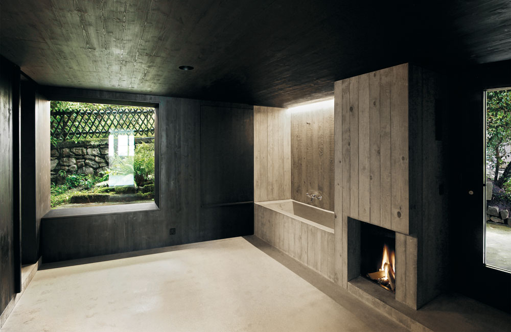 Mit aller Konsequenz sind im Ferienhaus ausnahmslos alle Küchen- und Badezimmereinbauten bis hin zur Vorwandschale des WCs aus Beton gegossen. Um die Badewanne vor Wasserflecken zu schützen, wurde sie zuerst mit Wasserglas und danach mit einer auf  Silikon basierenden Beschichtung versiegelt.