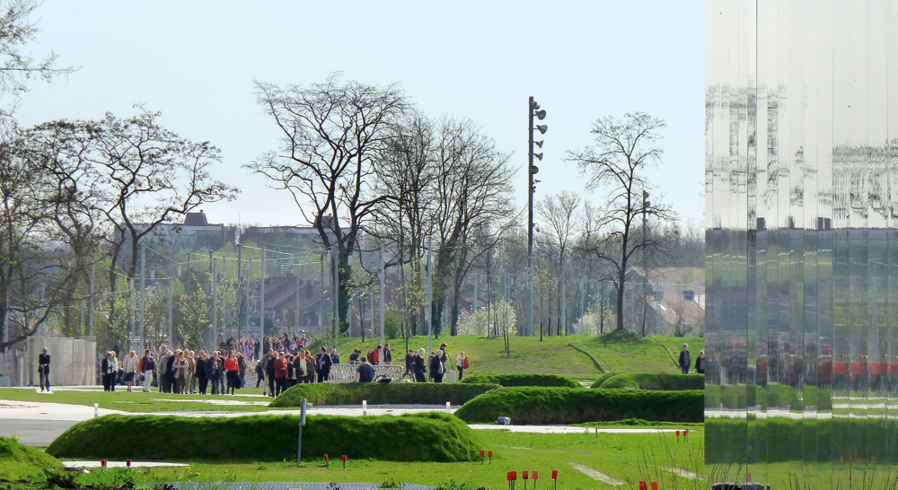 Louvre Lens, Außenanlagen, Frühling 2013