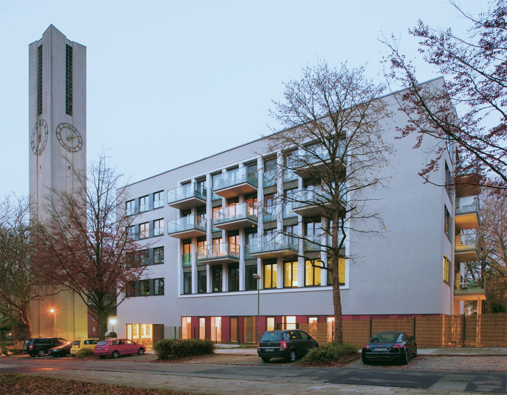 Südwestansicht. Die Struktur des großen Kirchenfensters mit seinen Fensterpfosten aus Beton ist noch deutlich zu erkennen.