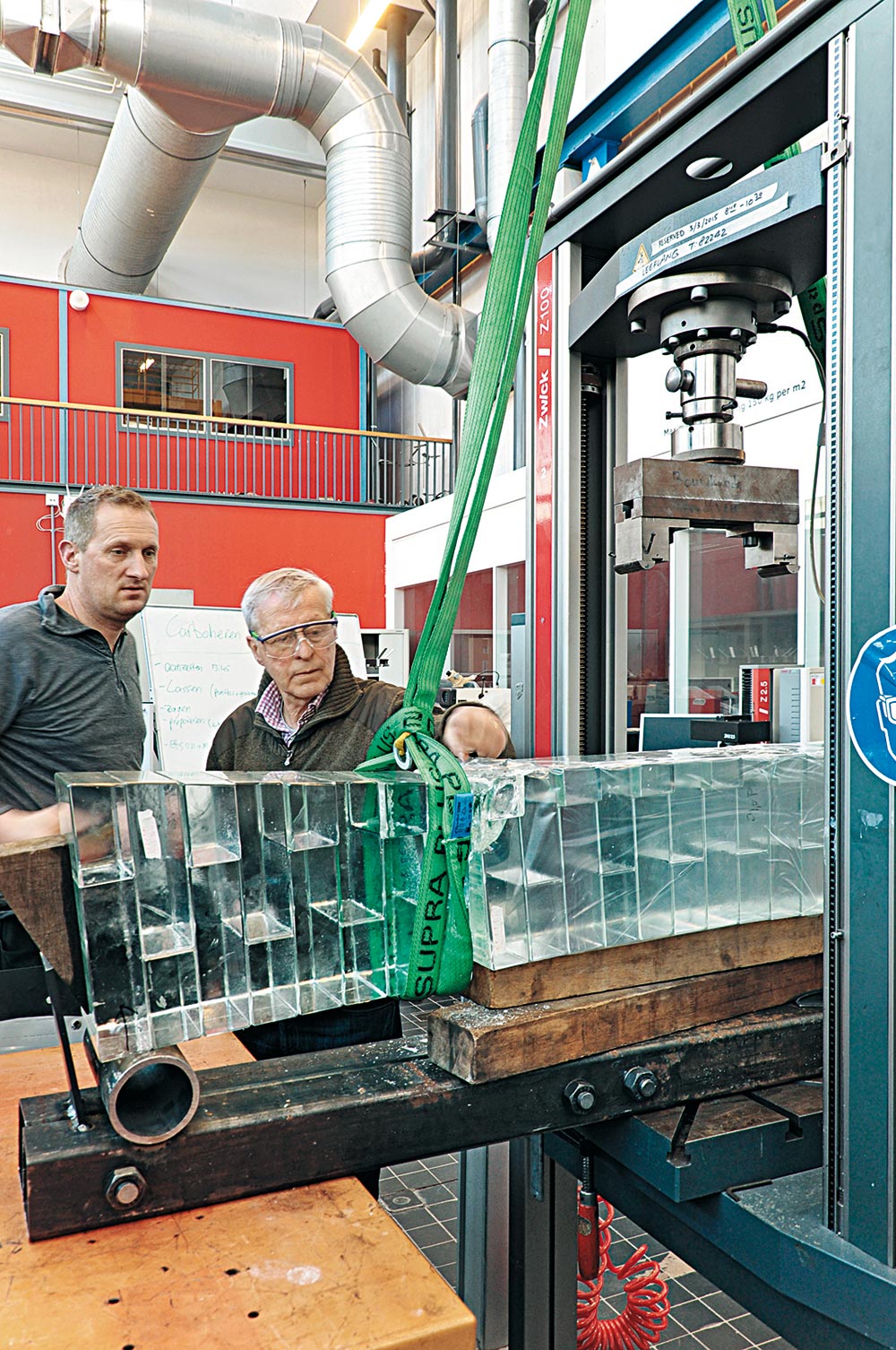 Untersuchungen an Prototypen von Gussglaselementen