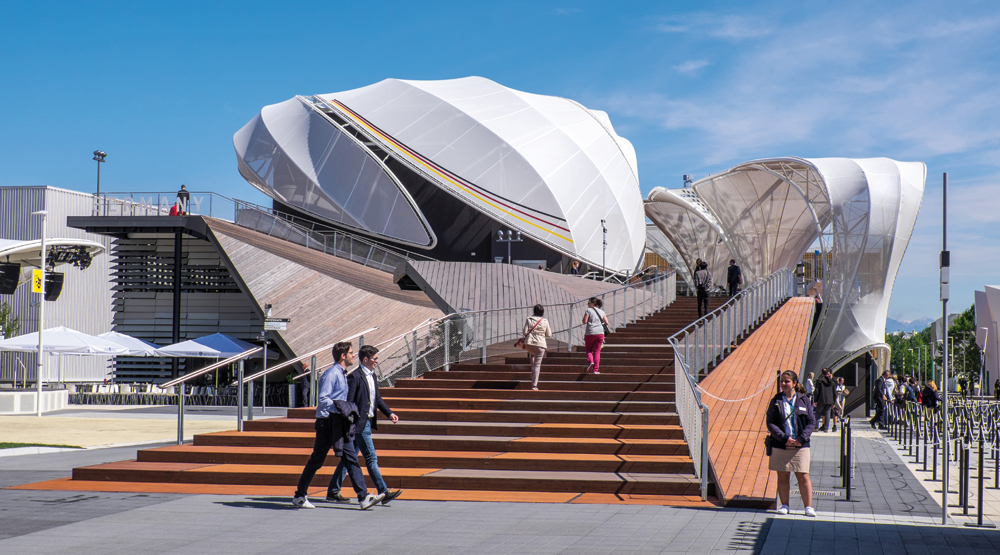 Die Architektur soll ein lebendiges und offenes Deutschlandbild vermitteln. Schon der großzügige Zugang wirkt einladend und markiert den Pavillon als einen Ort der Begegnung und des Austauschs.