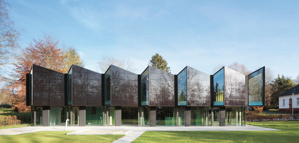 Gesamtansicht von Westen, rechts am Bildrand die Kapelle