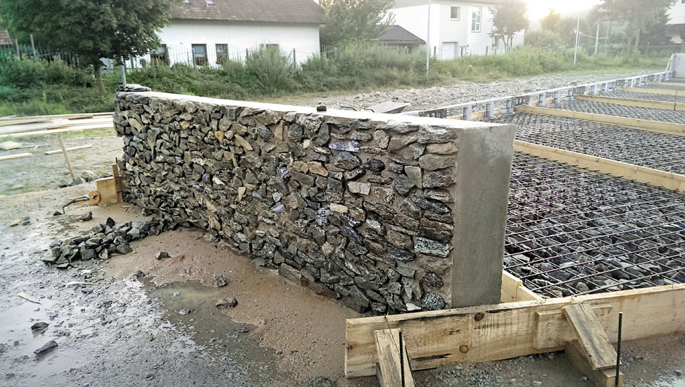 verschiedene Arbeitsschritte bei der Herstellung der Fassadenelemente
