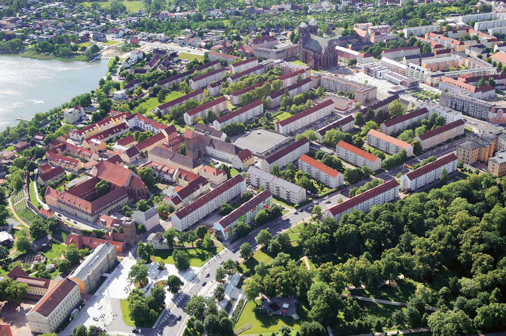 Die Innenstadt von Prenzlau (Brandenburg) besteht größtenteils aus öffentlichen Bauten und Geschosswohnbauten, die in kommunalem und genossenschaftlichem Besitz sind. Sie sollen im Zuge des Pilotprojekts saniert werden; außerdem will die Stadt das bereits bestehende Fernwärmenetz optimieren und zunehmend regionale Energieträger darin einbinden.