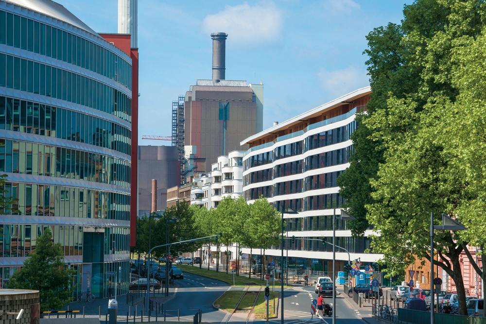 Wohnhaus in Frankfurt 2015, HHS Planer + Architekten. Das sogenannte »Aktiv-Stadthaus« (siehe auch den Beitrag in dieser Ausgabe) ist Deutschlands erstes Mehrfamilienhaus im Effizienzhaus-Plus- Standard. Der Neubau mit 74 Wohneinheiten wird derzeit im Rahmen der AktivPlus-Pilotphase evaluiert.