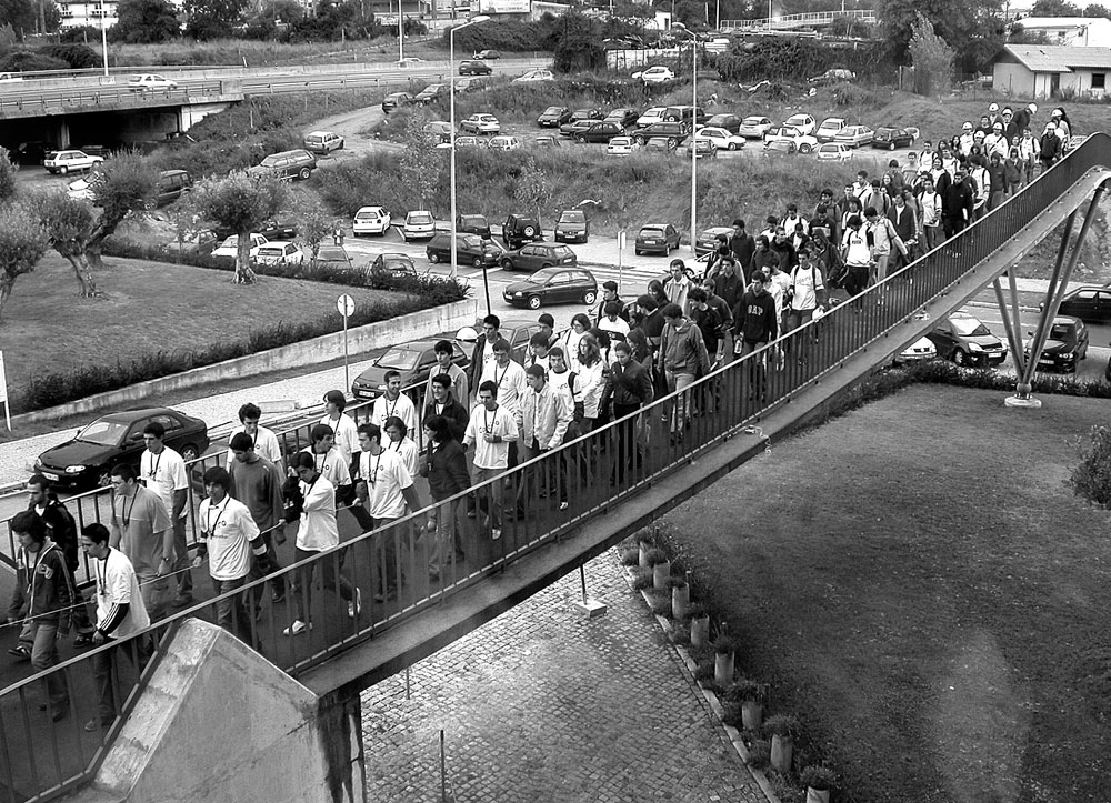 Fußgängerbrücke mit sehr dichtem Verkehr: Freies Gehen ist eingeschränkt; Überholen ist kaum mehr möglich.