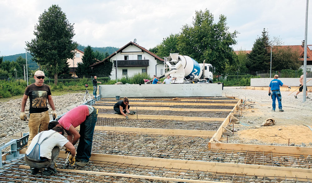 verschiedene Arbeitsschritte bei der Herstellung der Fassadenelemente
