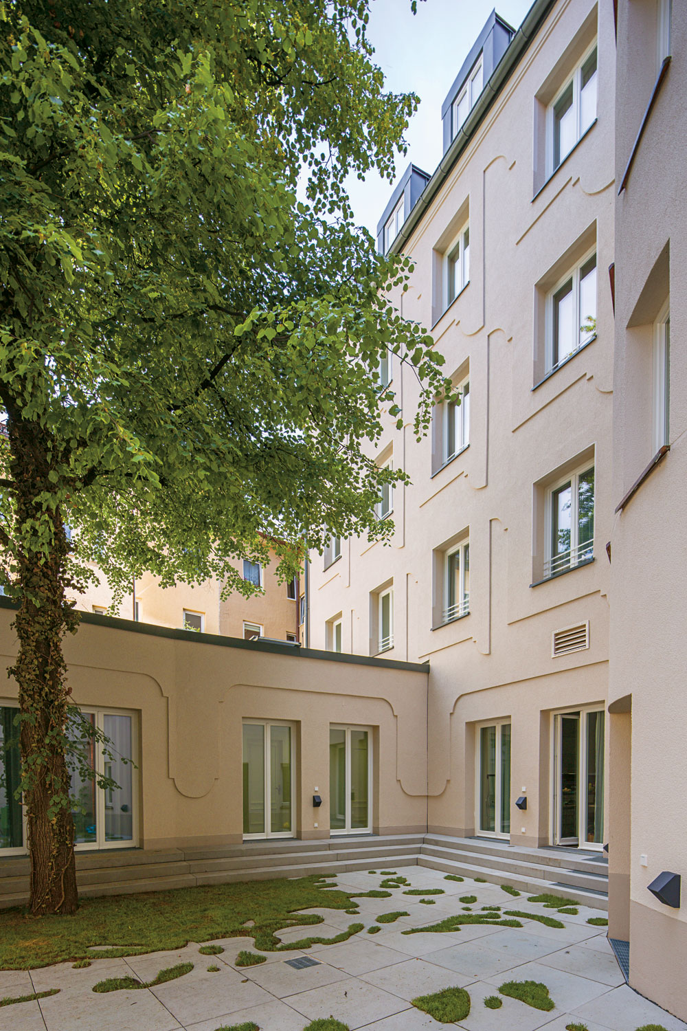 Blick in den Innenhof, rechts das Hauptgebäude des ehemaligen Hotels